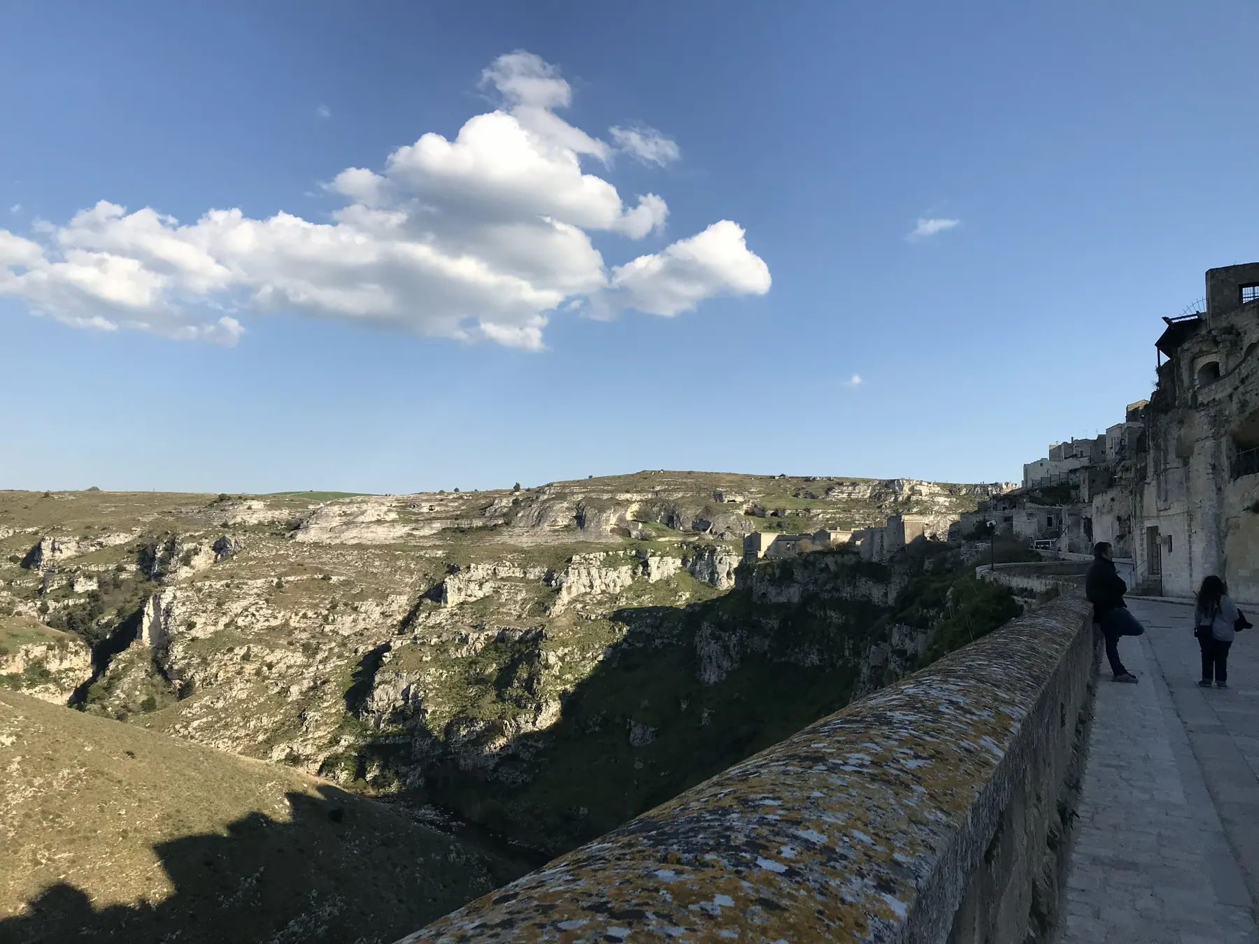 The gorge-side path through the Murgia landscape