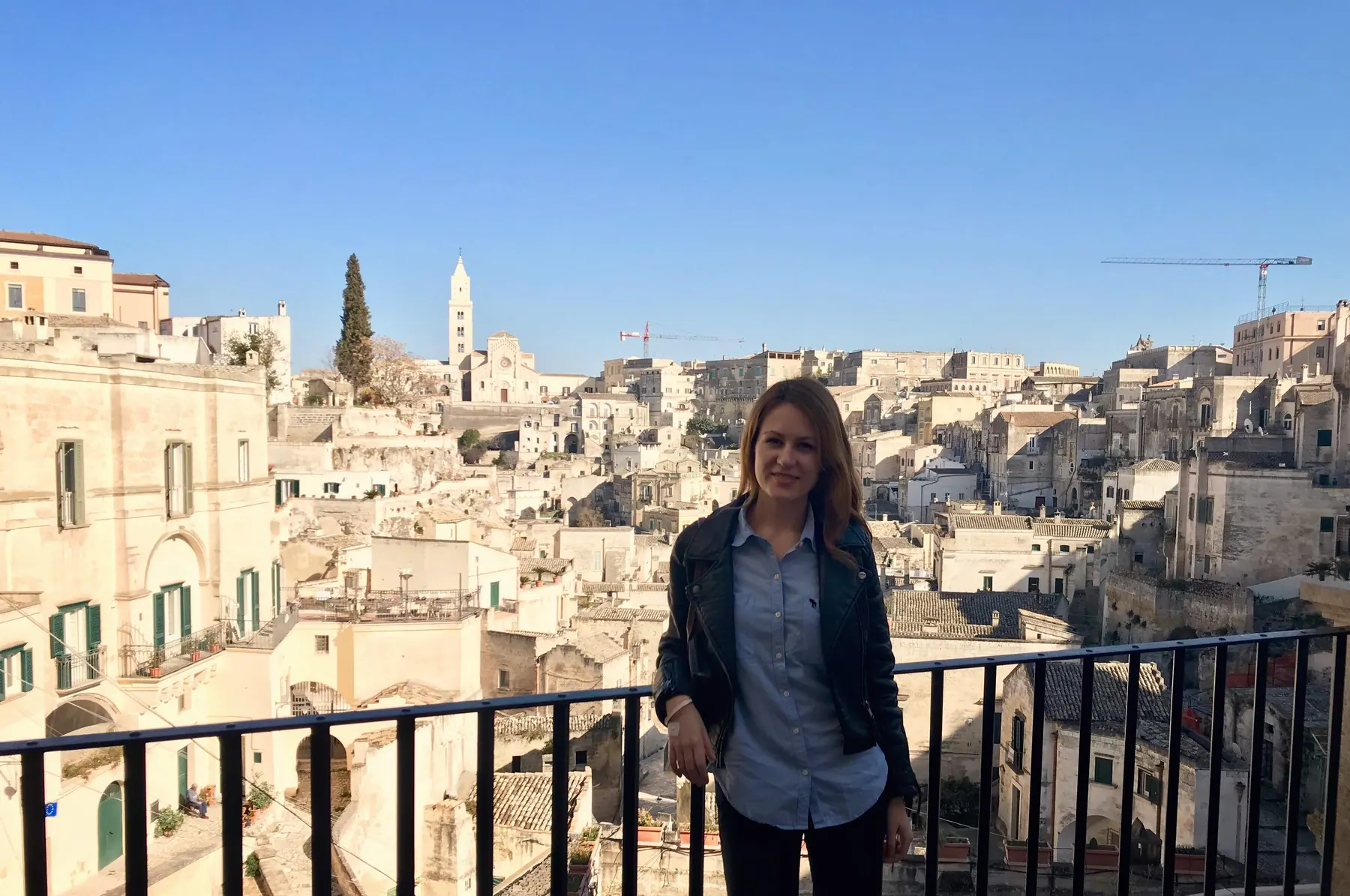 A traveler at Belvedere di Piazza Pascoli above the Sassi
