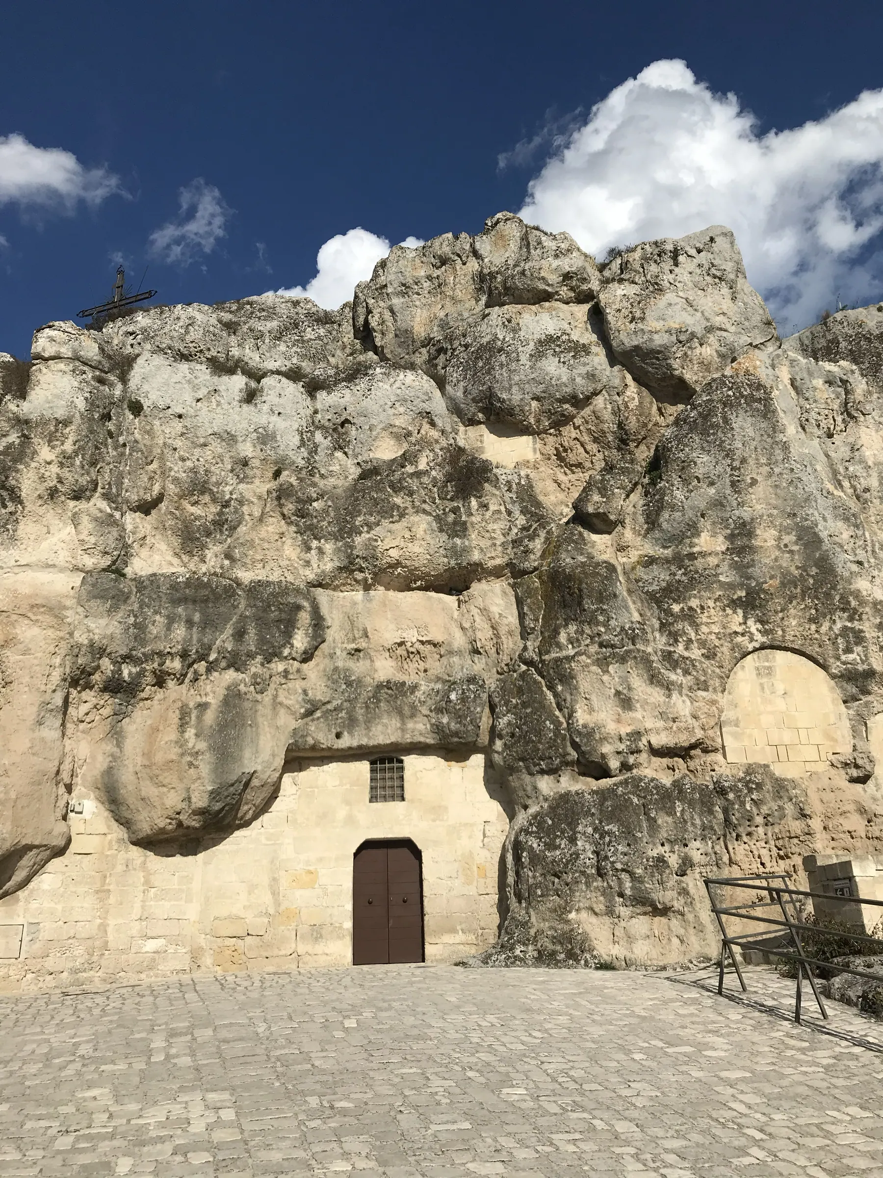 The rock face and entrance of Santa Maria de Idris