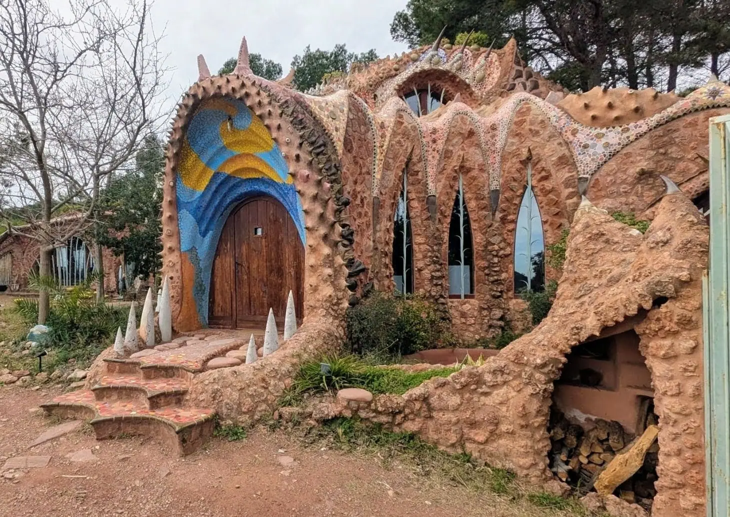 The dragon-shaped house hidden in Sierra Calderona